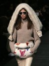Louis Vuitton - спокойная одежда с очень яркими сумочками